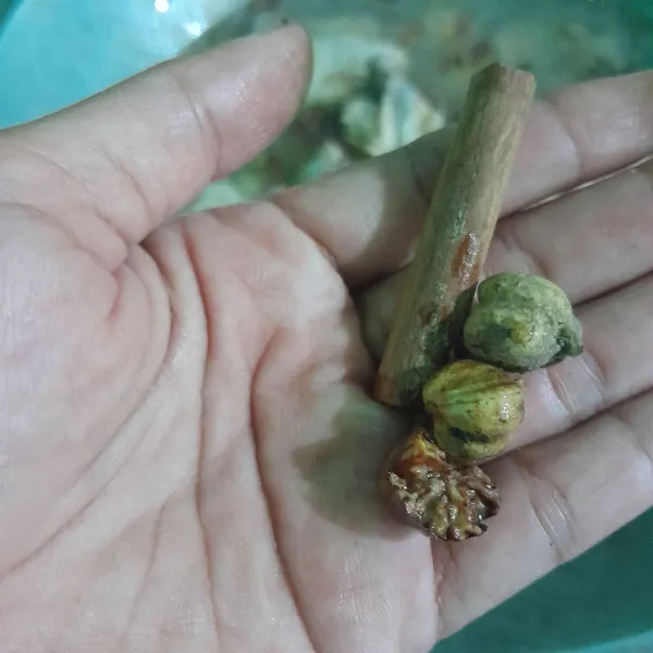 Masukkan buah pala, kayu manis, kapulaga, garam, dan kaldu bubuk.