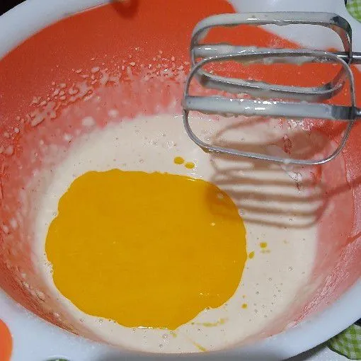 Masukkan margarin mixer perlahan.