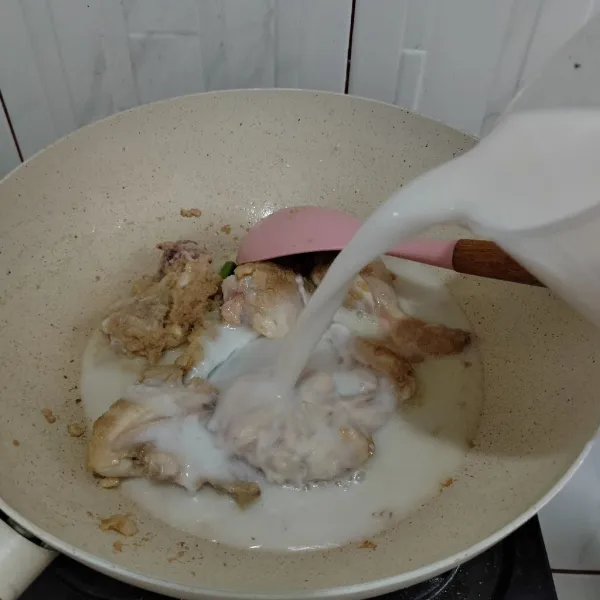 Tambahkan santan masak hingga mendidih.