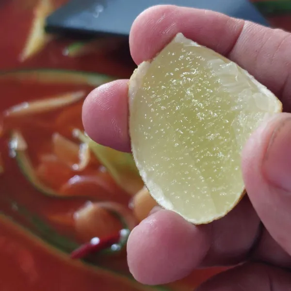 Tambahkan air jeruk nipis dan gula. Masak hingga meletup.