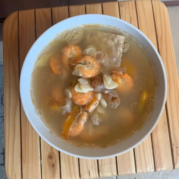 Udang uyah asem siap dihidangkan.