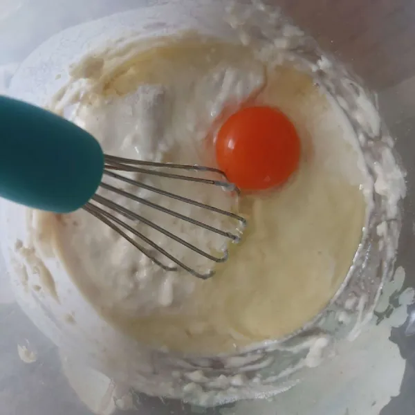 Tambahkan telur, aduk hingga rata