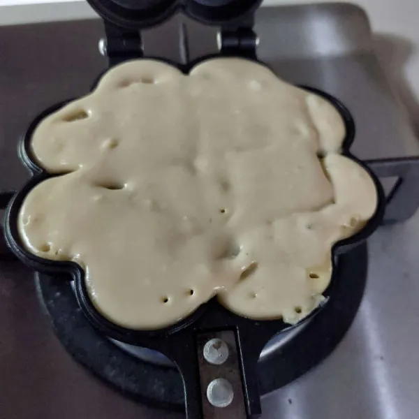 Panaskan cetakan dengan api sedang, tuang adonan, bakar hingga matang. Jangan lupa dibolak-balik.