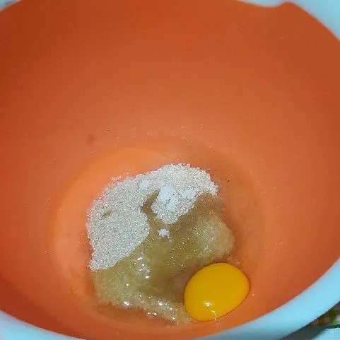 Mixer gula, vanili, garam dan telur hingga mengental.