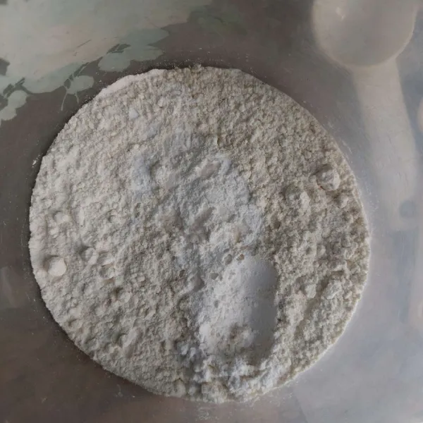 Campur semua bahan kering, aduk agar tercampur rata
