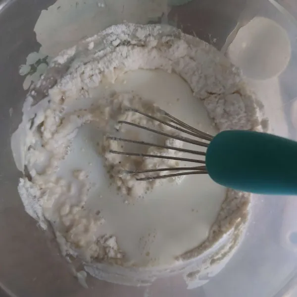 Tambahkan susu cair bertahap sambil diaduk