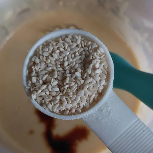 Tambahkan wijen dan vanili, aduk