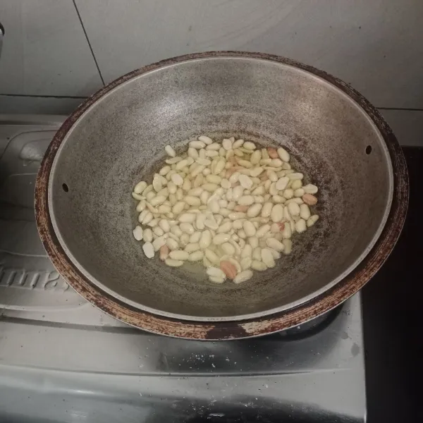 Panaskan minyak. Goreng kacang tanah hingga matang, sisihkan.