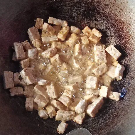 Lalu goreng tempe hingga kecoklatan.