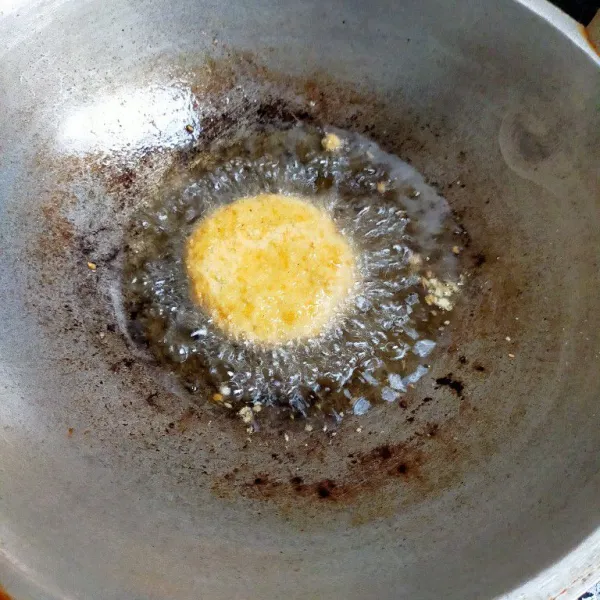 Goreng patty hingga kecoklatan dengan api kecil agar matang merata.