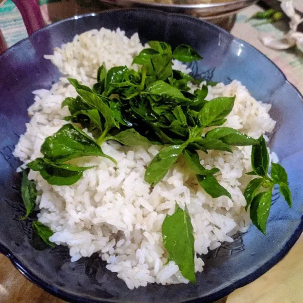 Campur nasi putih hangat dengan daun kemangi dan minyak wijen.