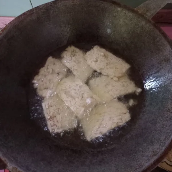 Goreng tempe di api sedang, hingga garing dan matang. Tiriskan minyak, dan simpan di wadah tertutup. Siap disajikan.