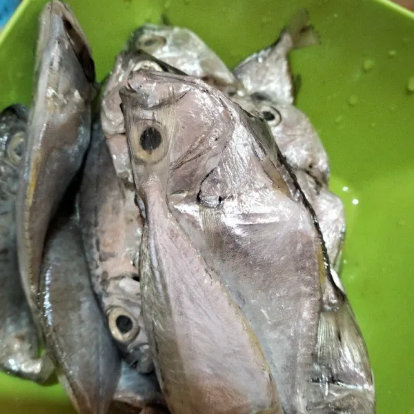 Cuci bersih ikan beri perasan jeruk nipis dan garam.