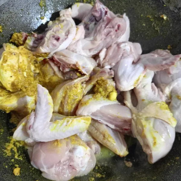 Masukkan ayam dan aduk rata dengan bumbu halusnya.