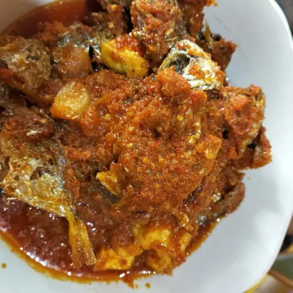 Balado Ikan goreng nikmat siap di santap.