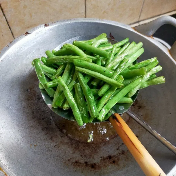 Angkat dan tiriskan buncis kemudian tata pada piring saji.