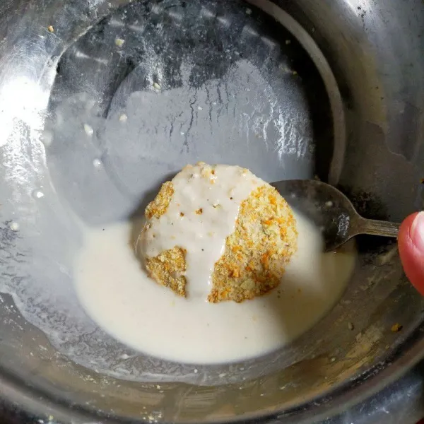 Balurkan pada adonan tepung basah, kemudian balurkan pada tepung panir hingga terbalut rapat. Lakukan 2 kali berulang disetiap patty tempe.