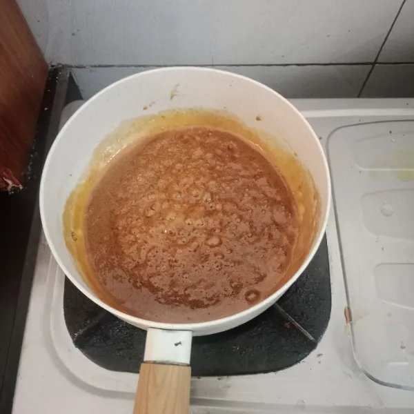 Masukan gula, jahe dan  air . Masak sampai meletup- letup ( api kecil).