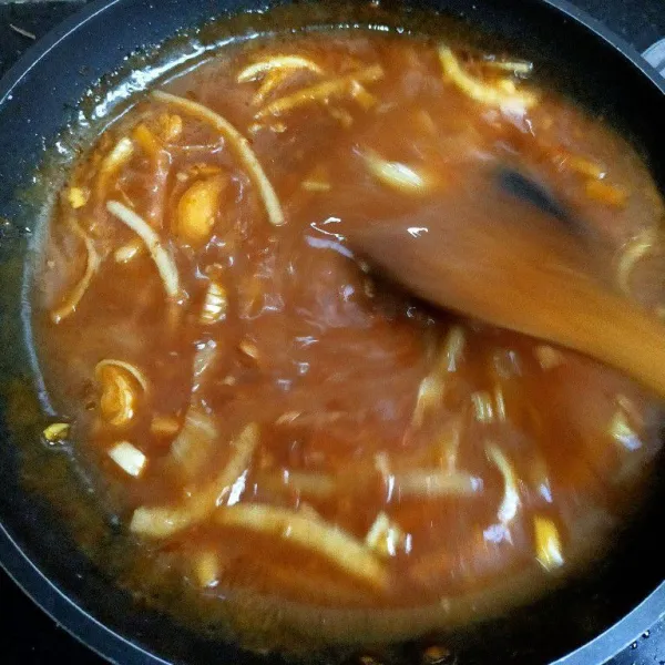 Aduk rata masak hingga mengental dan meletup.