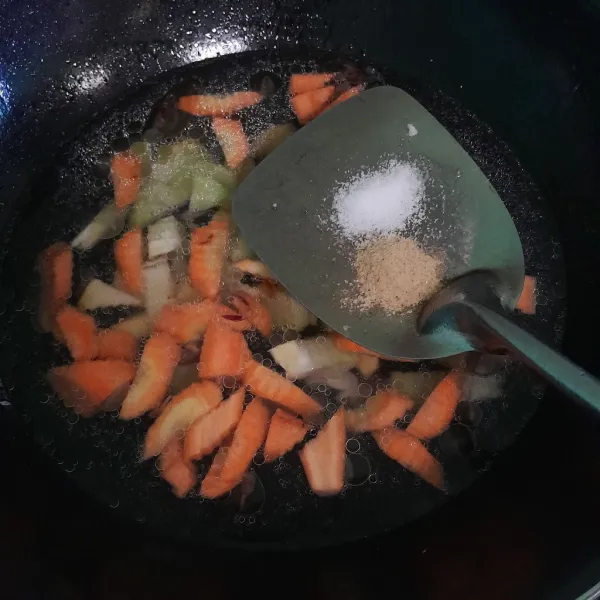 Tambahkan garam dan kaldu bubuk, masak sampai semua sayuran empuk.