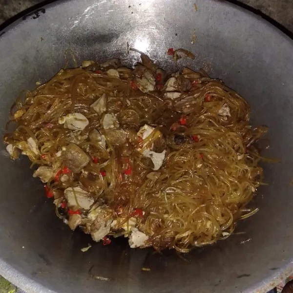 Masukkan soun yang telah dibumbui sebelumnya dan juga potongan ati ampela. Aduk hingga merata dan masak hingga matang, angkat. Sajikan.