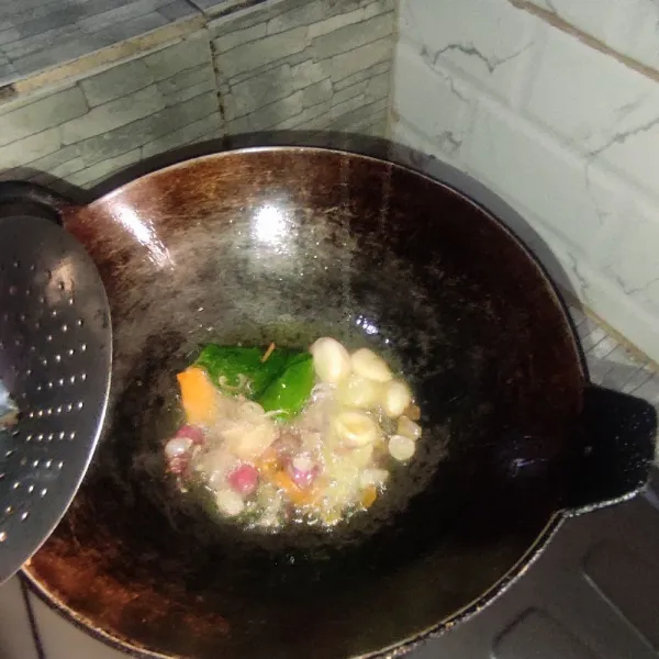 Goreng bawang merah, bawang putih, kemiri, merica, dan kunyit sampai matang. Angkat, tiriskan.