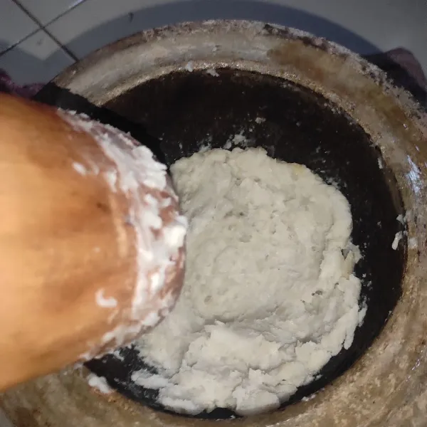 Setelah dingin, tumbuk talas sampai lembut.