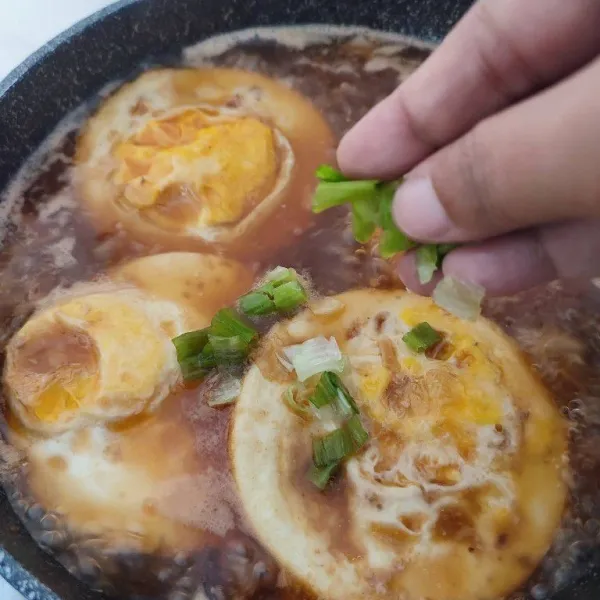 Kemudian tambahkan irisan daun bawang, masak sampai layu. Sajikan selagi hangat.