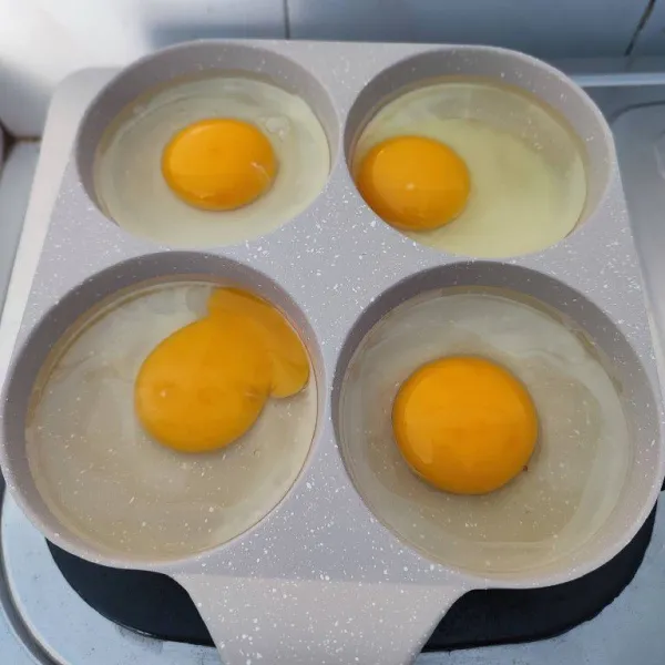 Ceplok telur ayam hingga matang, sisihkan.