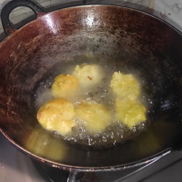 Ambil sebagian kecil adonan lalu goreng dalam minyak panas sampai kuning keemasan. Lakukan sampai habis.