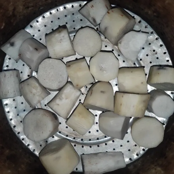 Kupas talas, lalu potong-potong dan kukus sampai matang. Biarkan dingin.
