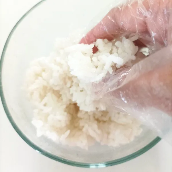 Campurkan nasi dengan garam, gula dan cuka.
