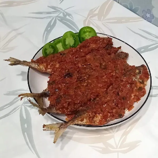 Ikan kembung balado siap dinikmati.