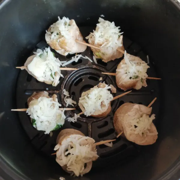 Belah dua ayam gulung dan tambahkan keju mozarella di atasnya. Sekarang panggang dengan air fryer suhu 200 derajat celsius selama 10 menit.