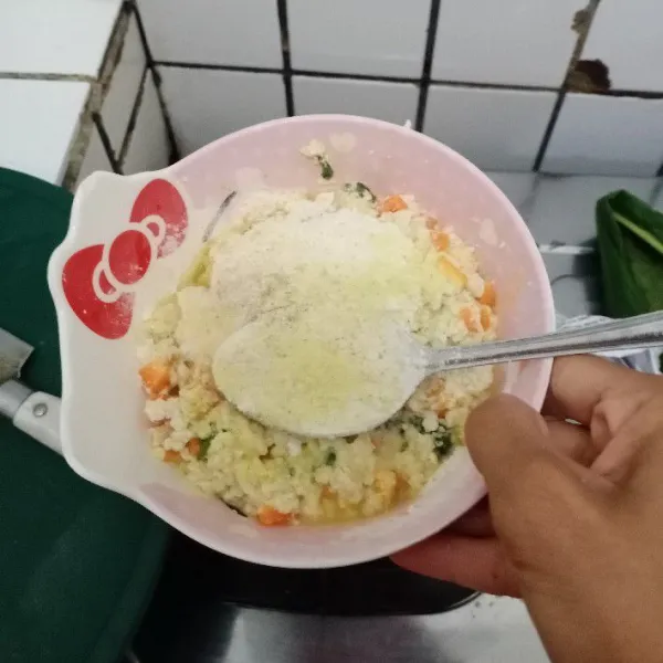 Tambahkan terigu & tapioka. Aduk rata.