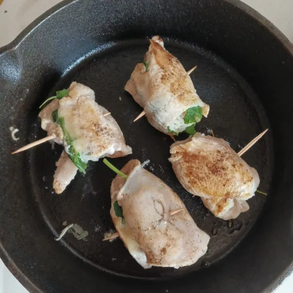 Panggang ayam di wajan panas hingga kecoklatan.