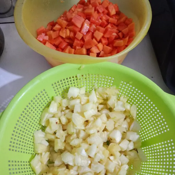 Potong- potong buah kemudian cuci bersih