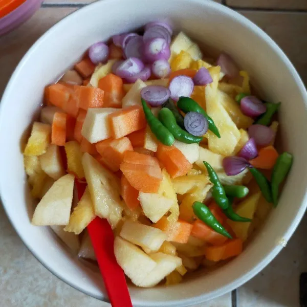 Masukkan potongan buah, cabe dan bawang. Aduk rata.