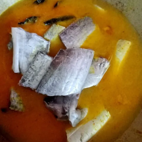 Masukkan potongan ikan layur dan masak hingga matang.