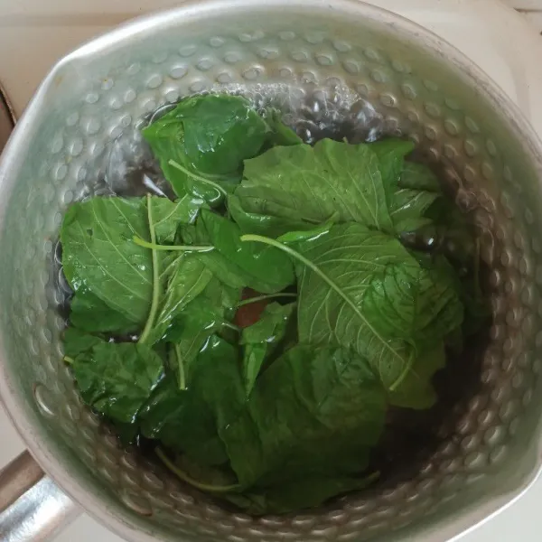 Rebus bayam di air mendidih hingga matang.