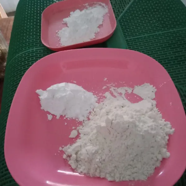 Siapkan tepung terigu, tepung tapioka, dan tepung maizena.