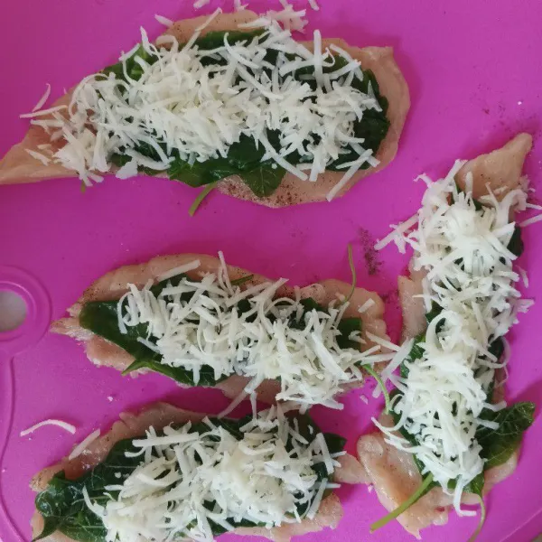 Tambahkan keju mozarella yang sudah diparut di atasnya.