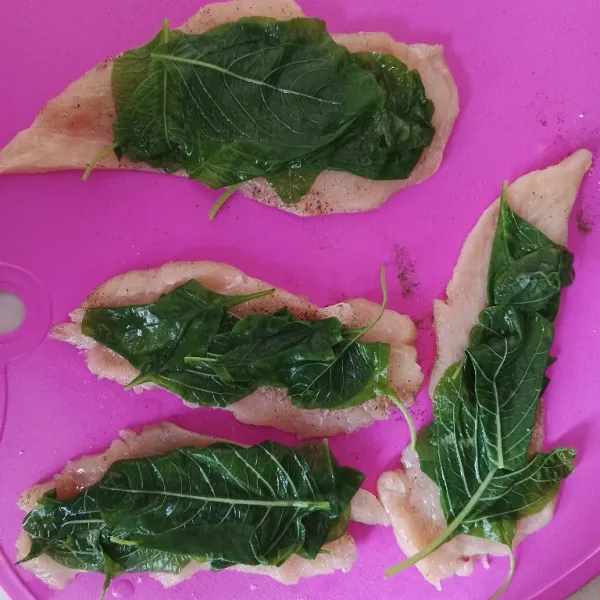 Letakkan bayam yang sudah matang di atas ayam.