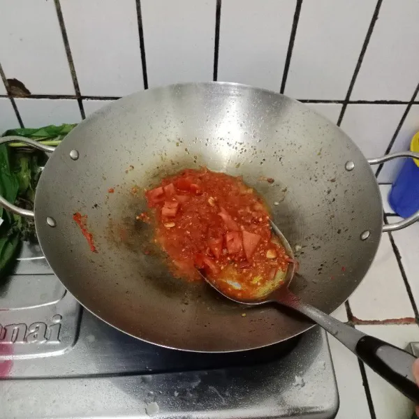 Tambahkan tomat. Masak hingga cabe matang.
