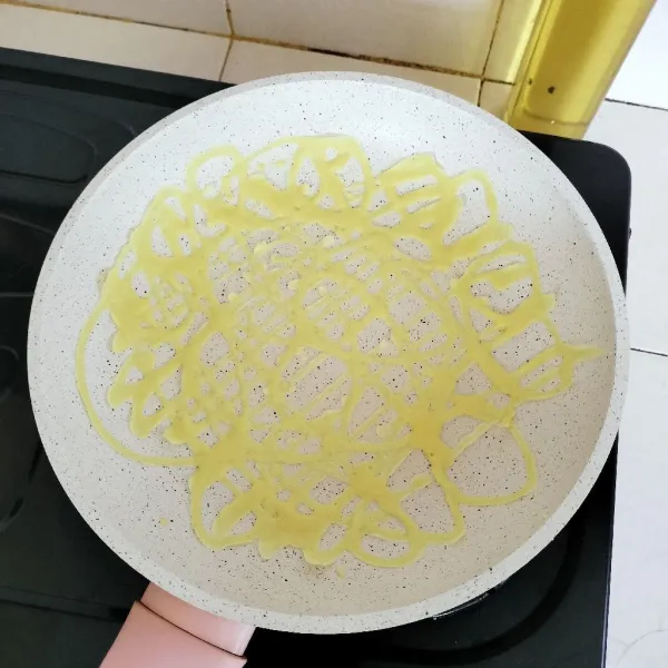 Siapkan teflon ,tuang adonan kedalam botol khusus cetakan roti jala atau plastik segitiga.Bentuk awur-awur sepertu jaring/jala.Bila sudah matang lalu gulung satu per satu.Siap sajikan.