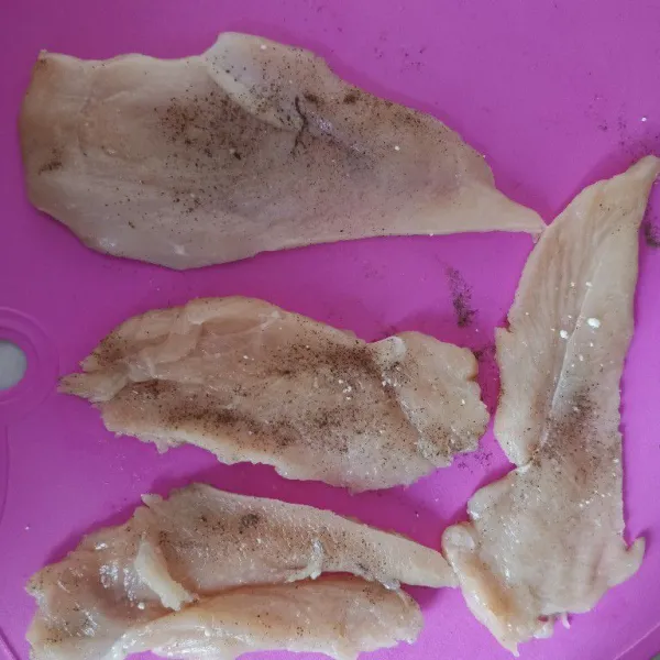 Iris tipis dada ayam fillet. Beri garam, lada hitam, bubuk bawang putih secukupnya.