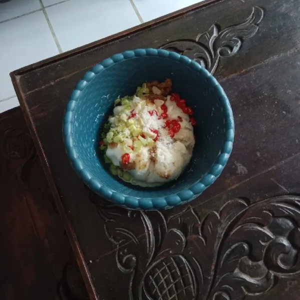 Campurkan adonan singkong dengan irisan daun bawang, irisan cabe, bumbu halus,dan  garam lalu aduk rata.