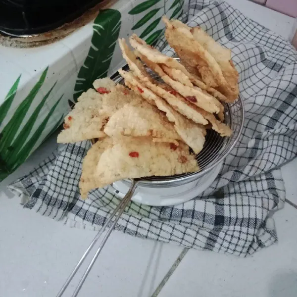 Setelah kering, goreng pada minyak panas hingga kecoklatan. Sajikan.