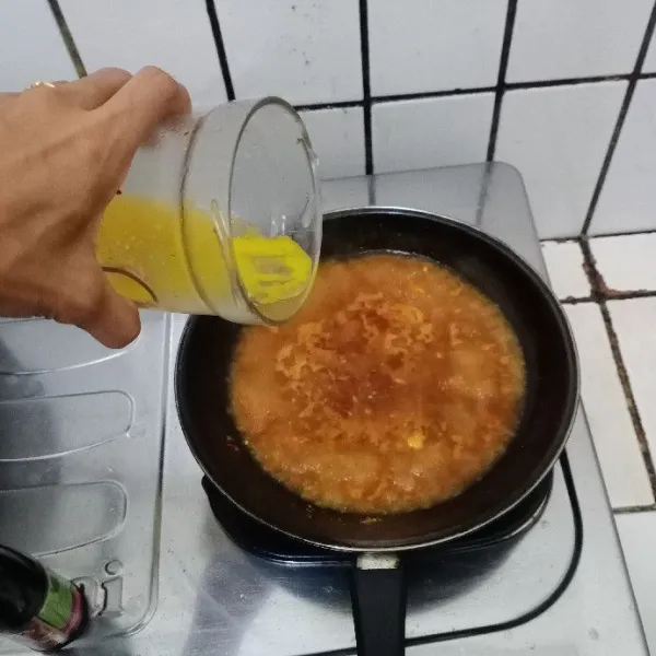 Tuang telur, aduk cepat hingga telur matang.