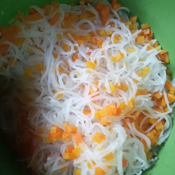 Rebus bihun dan wortel tiriskan.